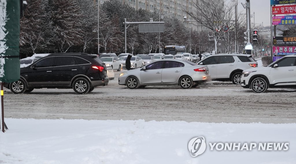 밤샘 제설 작업했지만…폭설·한파에 출근길 도로 '꽁꽁'