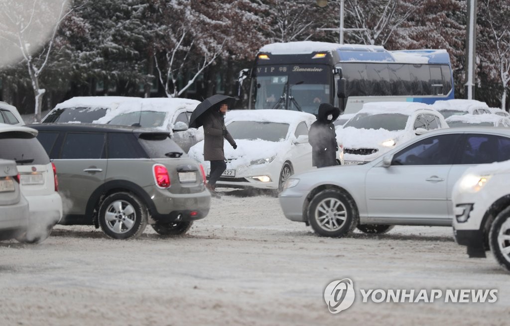 밤샘 제설 작업했지만…폭설·한파에 출근길 도로 '꽁꽁'