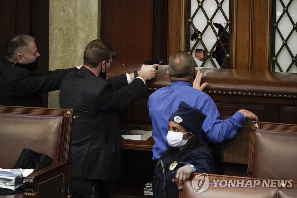 미 의사당 난입에 방송 앵커들도 경악…"미국의 치부 드러났다"