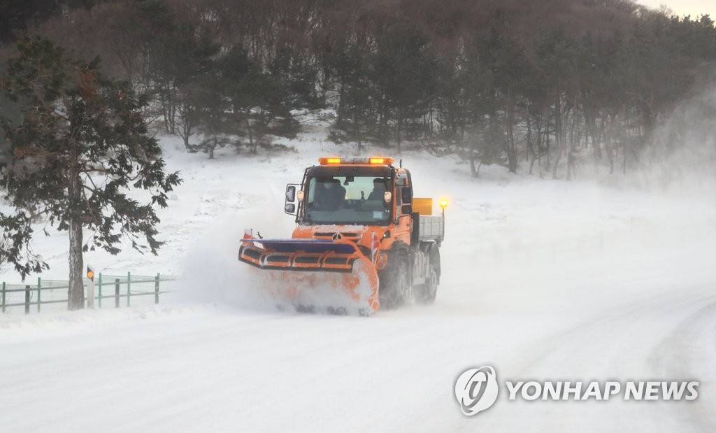 제주 산지 10㎝ 안팎 눈…일부 도로 월동장구 갖춰야 운행 가능