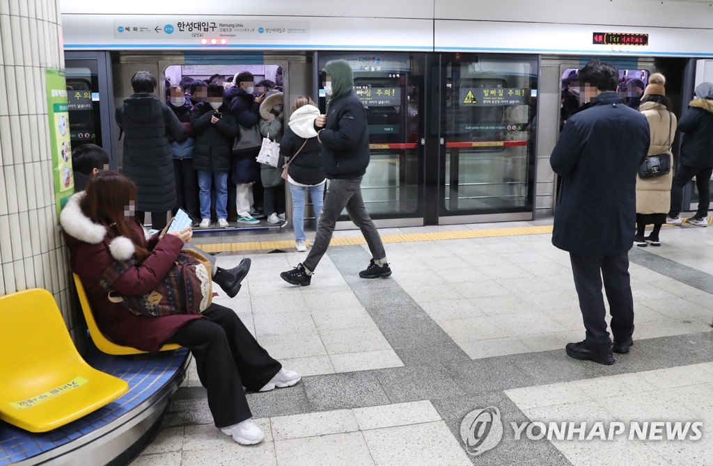 한파경보에 간밤 폭설까지…도로 '꽁꽁'·험난한 출근길(종합)