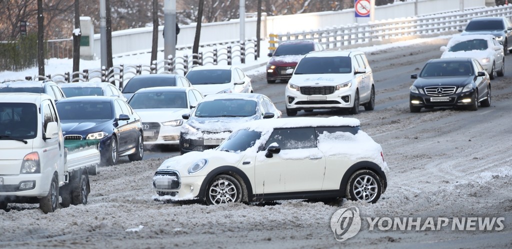 혹한에 살얼음길·전철은 만원…퇴근까지 험난한 하루