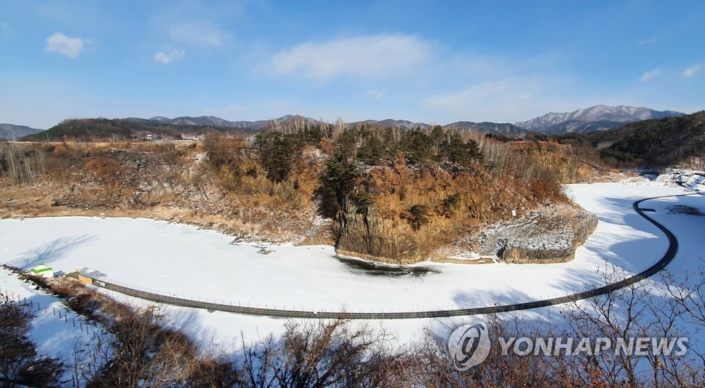 [픽! 철원] 최강 한파에 강물 '꽁꽁'…설경 더해져 '겨울왕국'