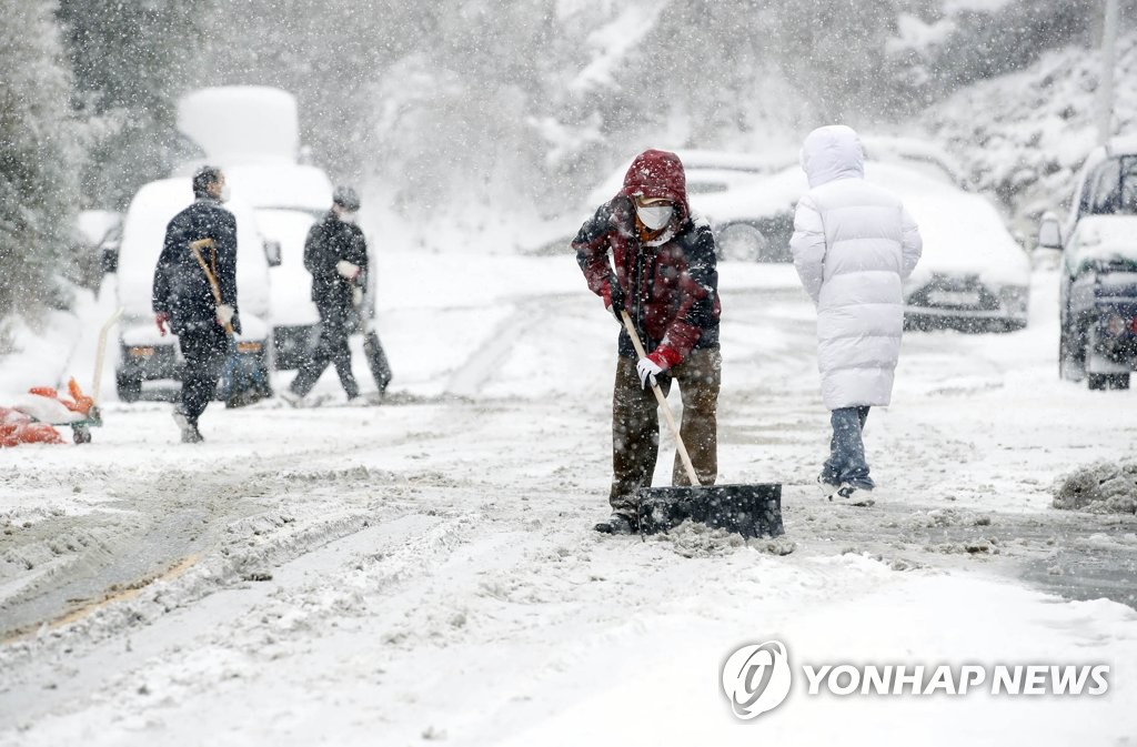 북극 한파에 얼어붙은 한반도…무릎까지 찬 폭설·냉동고 추위