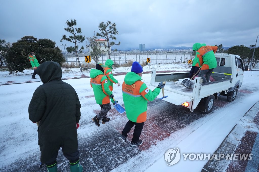 제주 산지 나흘째 한파경보 온 섬이 '꽁꽁'…한라산 136㎝ 폭설