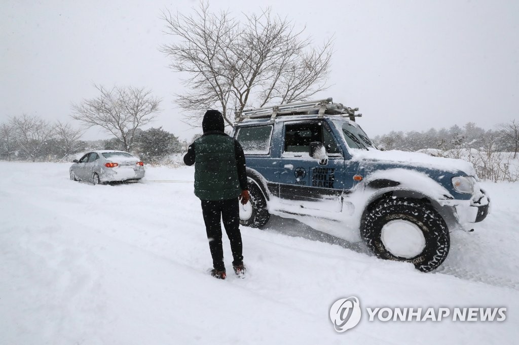 제주 온 섬이 한파로 '꽁꽁'…한라산 129.4㎝ 폭설(종합)