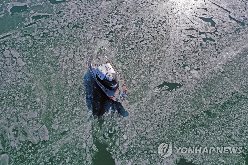 강원 횡성 안흥 -24.3도 강추위 맹위…"빙판길 조심"