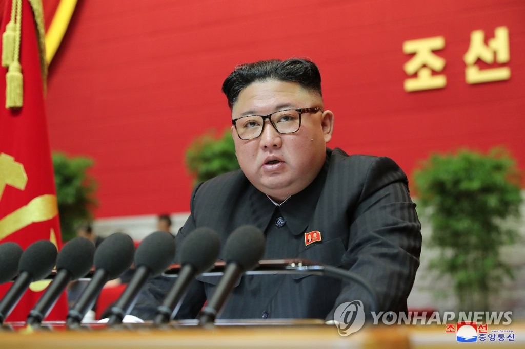 김정은, 핵추진잠수함 도입 공식화…"핵장거리 타격능력 제고"(종합)