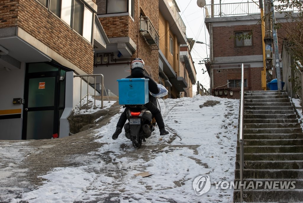 한파·폭설과 싸운 이웃들…경찰·경비원·택배노동자