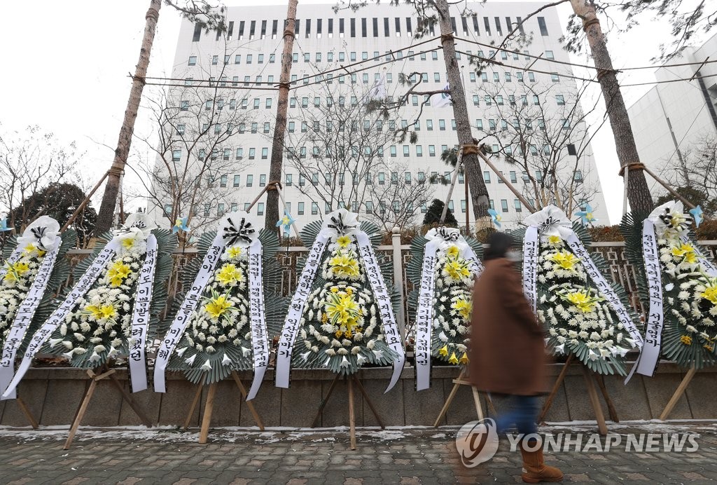 '정인이 학대 사망' 양부모 내일 첫 공판…살인죄 적용되나