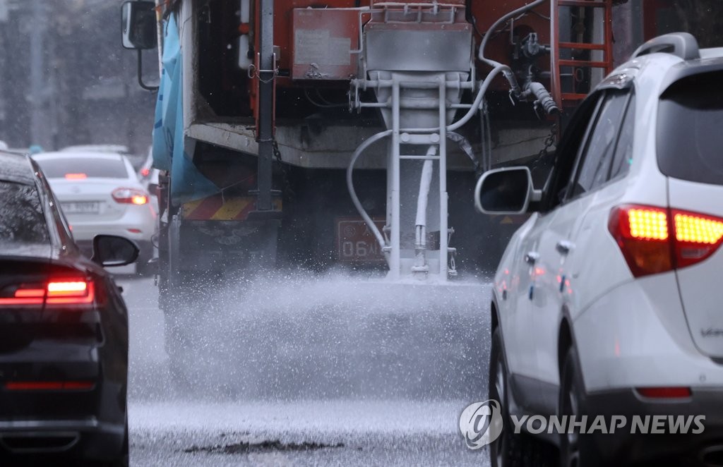 교통 대란은 없지만…함박눈 내린 경기도 퇴근길 '거북 운전'