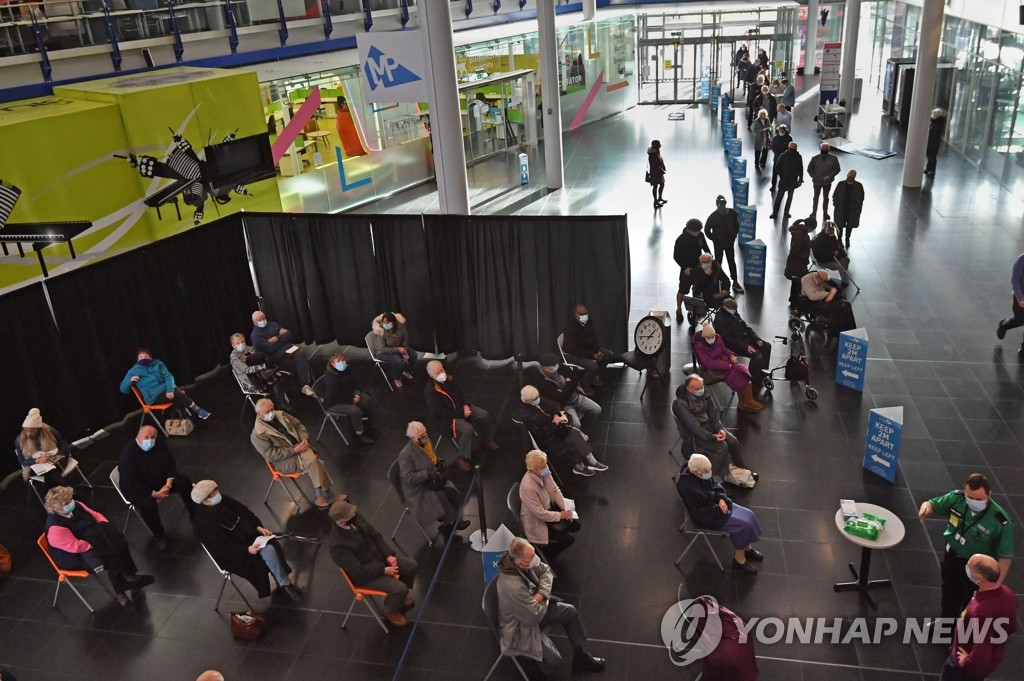 "코로나 주사 맞았어요"…영국 '백신 여권' 시험 도입