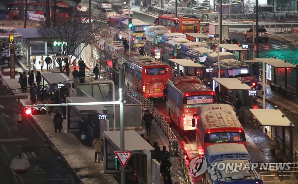 '대설주의보' 인천서도 퇴근길 곳곳 정체…차량 거북이 운행