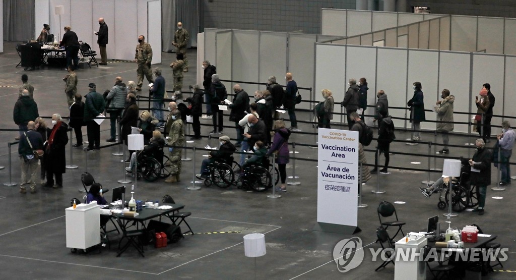 미 백신 공급부족 비상, 접종중단 사태까지…"재고 고갈됐다"