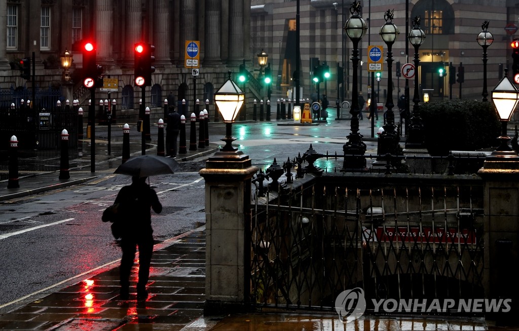 영국, 코로나 신규 사망자 1820명…또 사상 최다