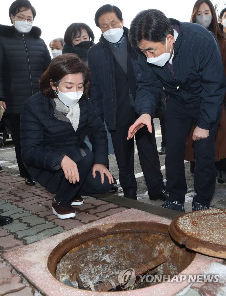 나경원, 39년된 아파트 돌아보고 "재건축 심의 원스톱으로"