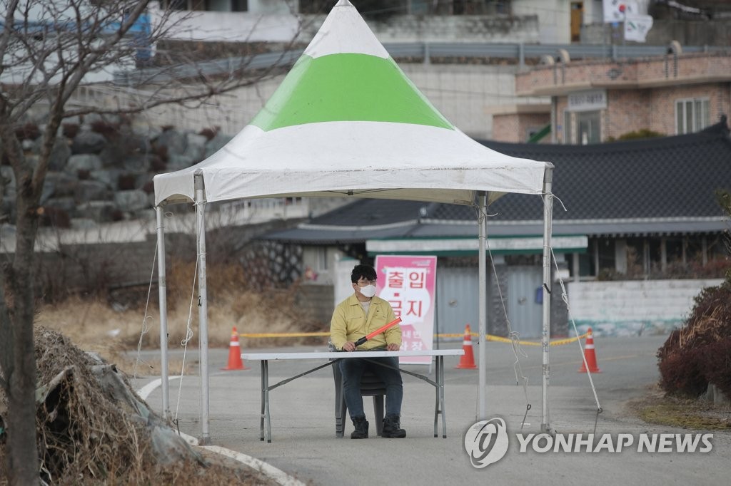 "개미 한마리 보이지 않고 '출입금지' 안내판에 적막감만…"