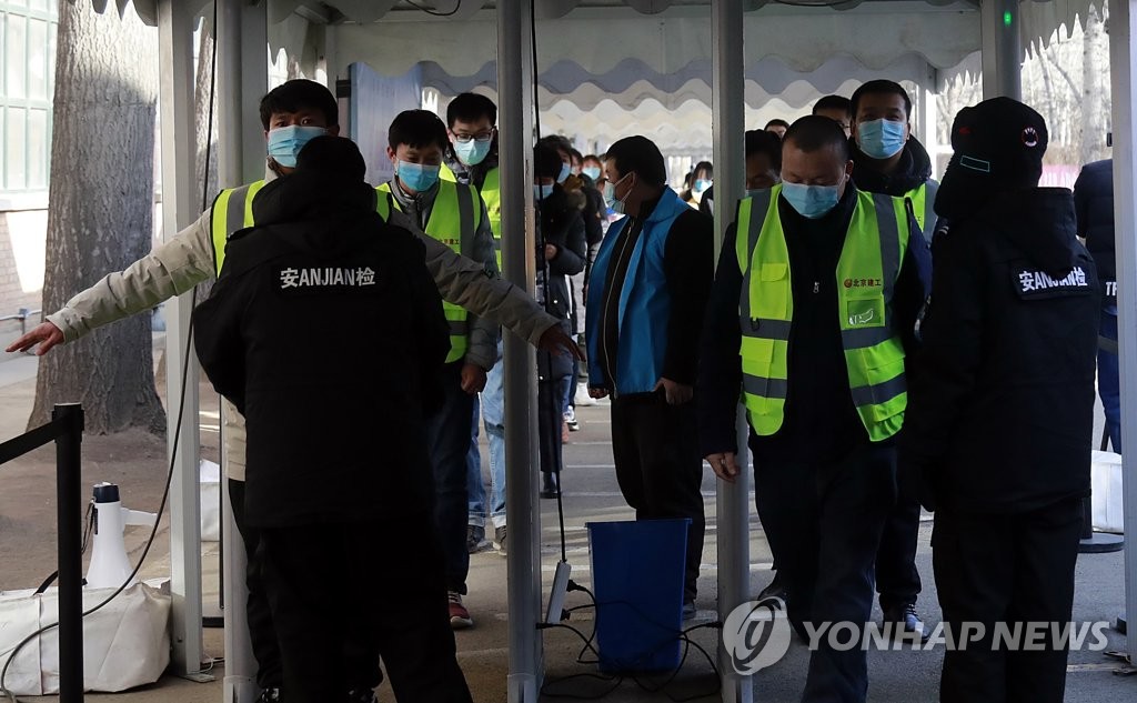 [르포] 중국 백신 접종 현장…유니폼 차림 대기자들 눈길