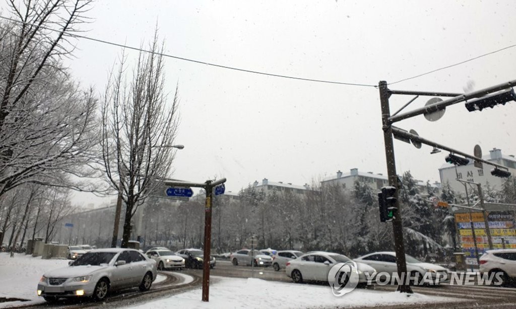 전북 오전에 최대 12.3㎝ 눈…대설특보에 출근길 '꽁꽁'(종합)