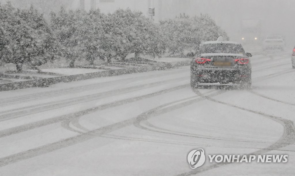 폭설에 곳곳서 '쾅쾅쾅'…서해안고속도로 35중 추돌사고