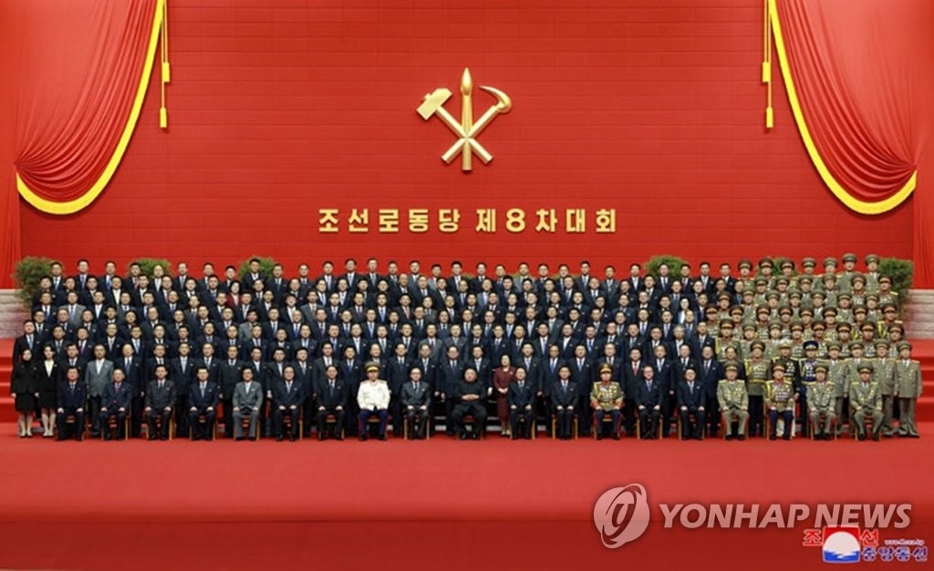 김정은, 신임 당·내각 간부들과 기념촬영…'이민위천' 강조(종합2보)