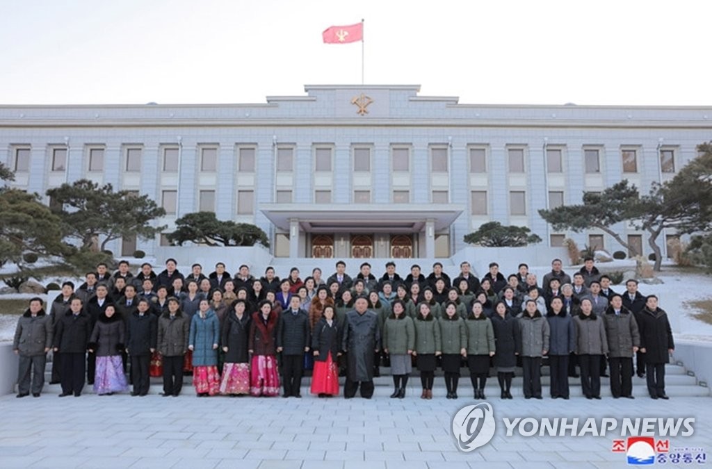 김정은, 신임 당·내각 간부들과 기념촬영…'이민위천' 강조(종합2보)