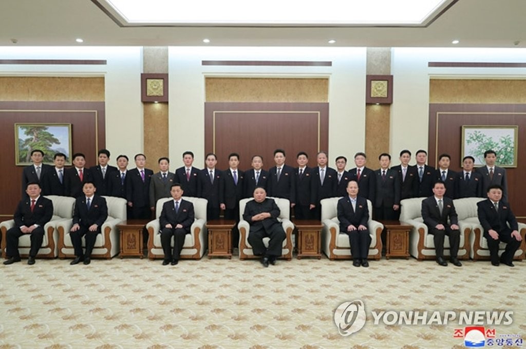 김정은, 신임 당·내각 간부들과 기념촬영…'이민위천' 강조(종합2보)