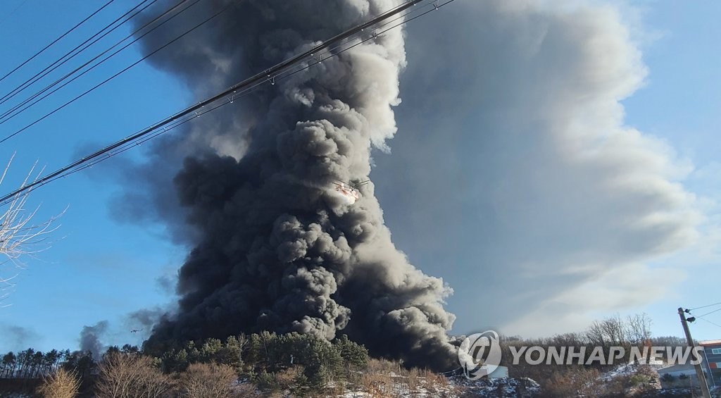 증평 팔레트 생산 공장 13개동 전소…검은 연기로 하늘 뒤덮여(종합)