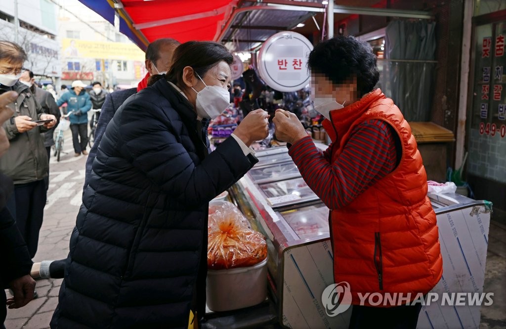 의사가운·전통시장·1인가구…安·羅·吳 이미지 대결