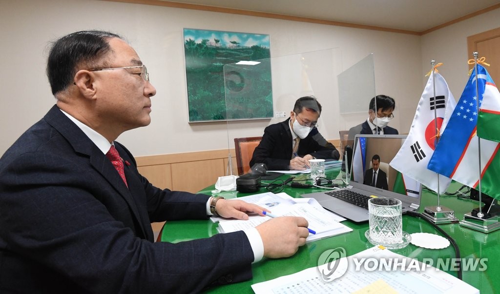 문대통령, 손실보상제 당정혼선 직접수습…고립무원 홍남기