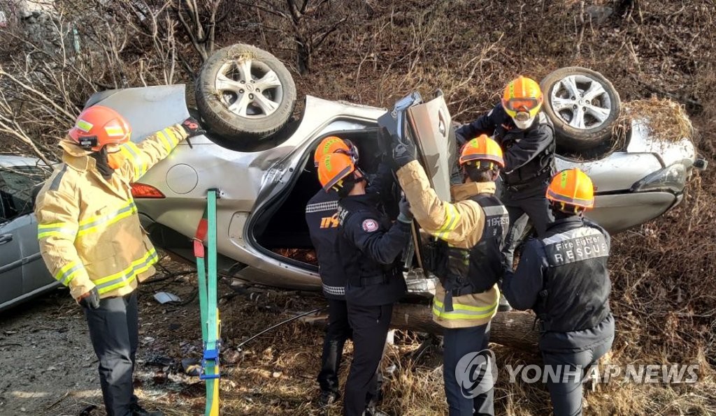 원주서 나무 들이받은 승용차 전복…60대 운전자 숨져(종합)