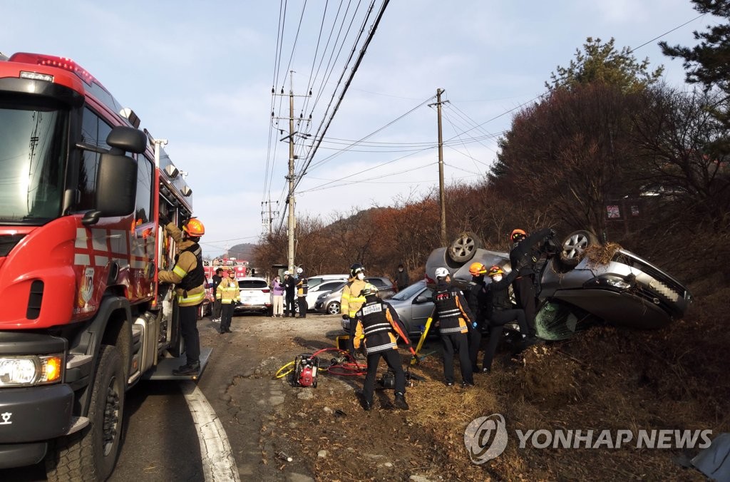 원주서 나무 들이받은 승용차 전복…60대 운전자 숨져(종합)