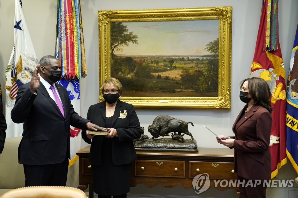 '첫 흑인 부통령' 해리스, '첫 흑인 국방장관' 취임선서 주재