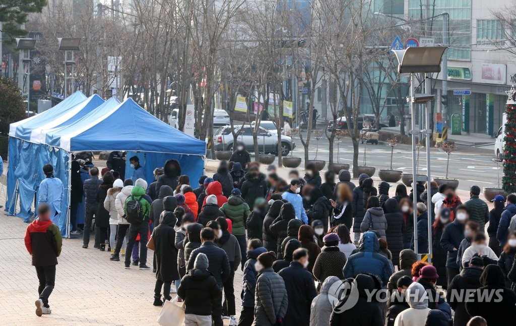 2시간 대기 기본…검사받으러 온 포항시민 분통