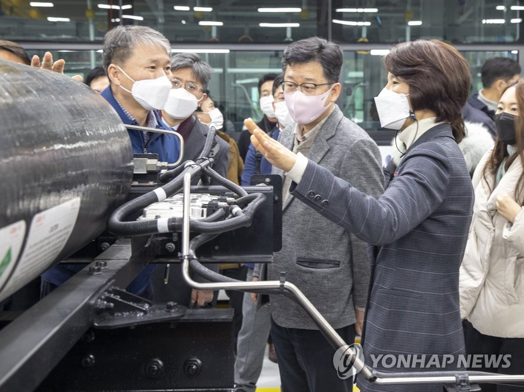 한정애 환경장관, 첫 현장행보로 무공해차 사업장·충전소 방문(종합)