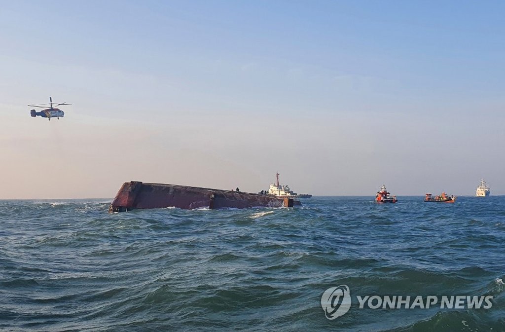 군산 바지선 전복 실종 선원 1명…밤샘 수색에도 못 찾아