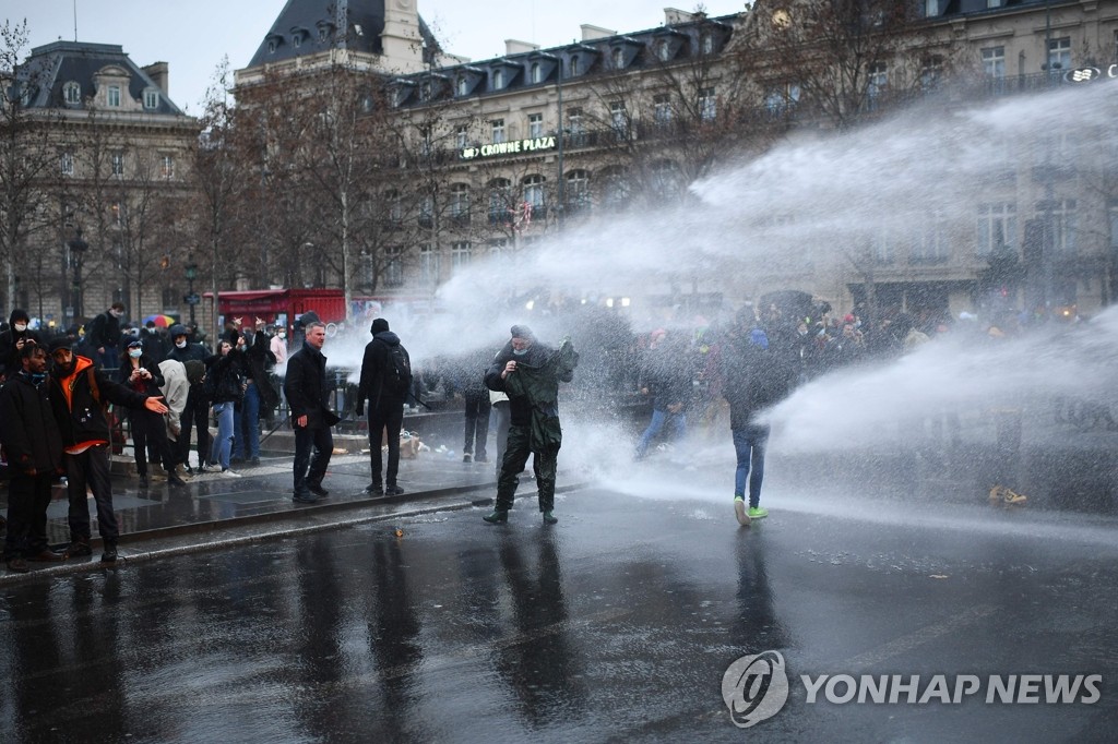 '보안법 반대 시위대 폭행' 프랑스 경찰 내부 조사 착수