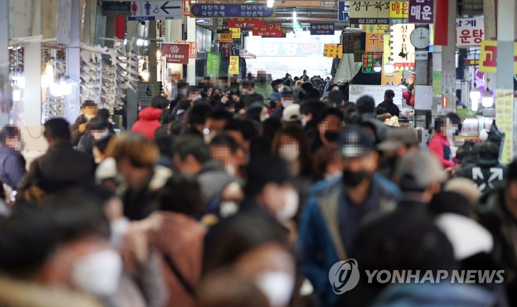 설연휴 때 직계가족도 5인 이상 못모인다…거리두기 2주 연장(종합)