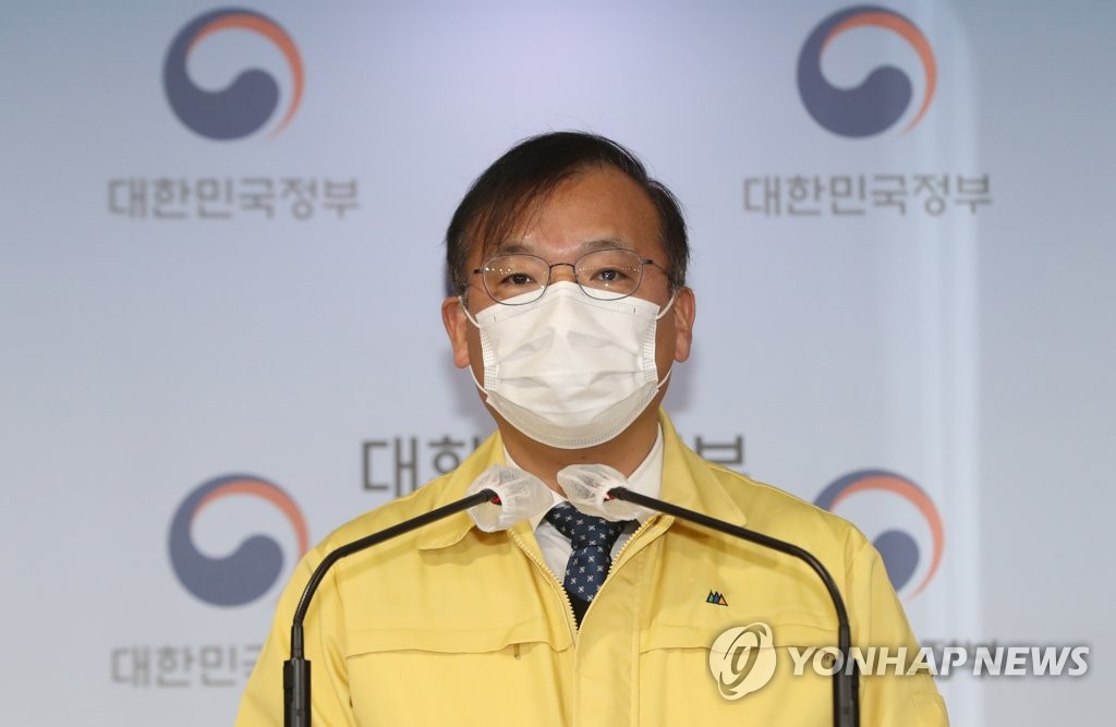 "완화 기대했는데 실망"…"백신보급전 확산세 꺾어야" 목소리도