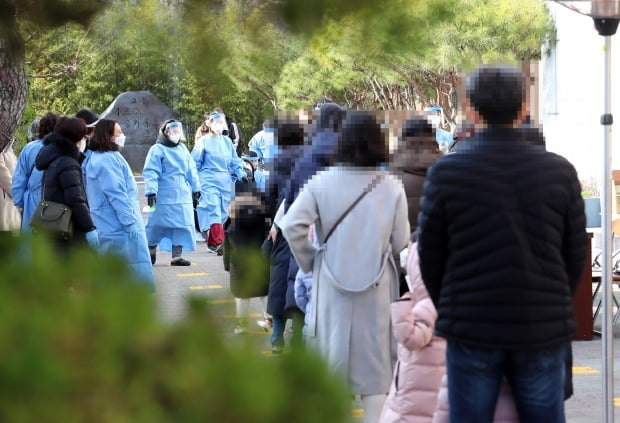 대전시 한 초등학교에 마련된 신종 코로나바이러스 감염증(코로나19) 임시 선별진료소에서 어린이들이 검사 순서를 기다리고 있다. /사진=연합뉴스