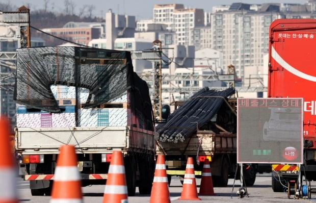 서울 동호대교 남단에서 한국환경공단이 설치한 배출가스 농도 단속 전광판에 관련 정보가 나오고 있다. 사진=연합뉴스