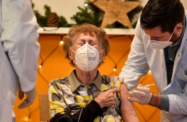 독일 니더작센주의 한 양로원에서 90세 노인이 신종 코로나바이러스 감염증(코로나19) 백신을 맞은 뒤 한 시간 만에 사망했다. 사진은 기사 내용과 관련 없음. /연합뉴스