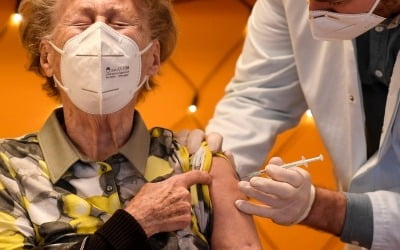 독일 양로원서 코로나 백신 맞은 90세 노인 1시간만에 숨져