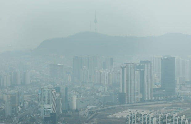 내일 낮부터 평년 기온을 회복할 전망인 가운데 불청객 '미세먼지'가 예보됐다. /사진=연합뉴스