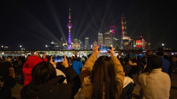 작년 12월 31일 밤 중국 상하이에서 화려한 조명쇼가 열리고 있다. EPA연합뉴스
