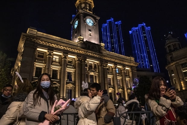 코로나19가 처음으로 시작된 중국 우한에서 1일 수천 명의 인파가 몰려 2021년 새해를 축하하고 있다 있다. /사진=EPA