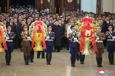 김정은, 새해 '금수산태양궁전' 참배…마스크는 안 써