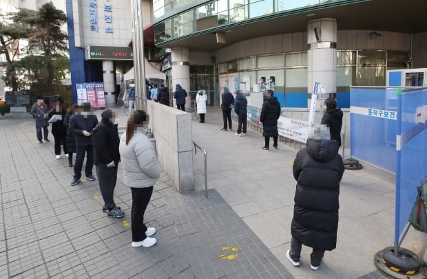 절기상 소한인 5일 오후 서울 동작구보건소에 마련된 임시 선별진료소를 찾은 시민들이 검체 검사 순서를 기다리고 있다. /사진=연합뉴스