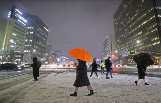  서울 전역에 대설주의보가 발효된 지난 6일 저녁 서울 광화문역 인근에서 시민들이 퇴근길을 재촉하고 있다. /사진=연합뉴스