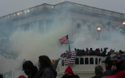 아수라장된 美의회…바이든 "시위 아닌 반란, 즉각 멈추라"